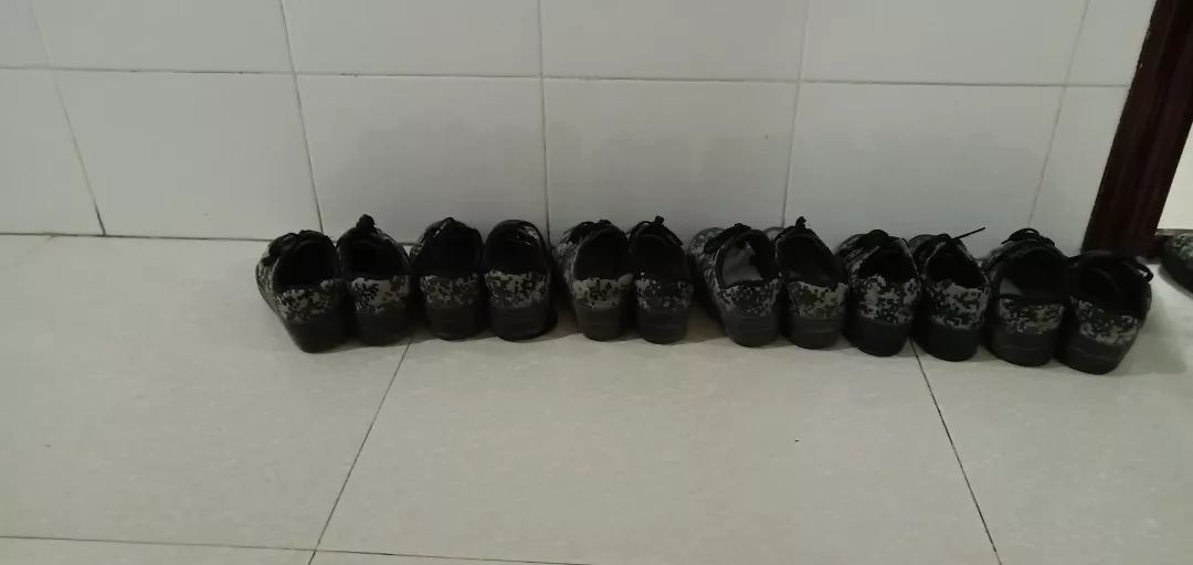 宿舍外摆放整齐的鞋子